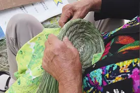 山东农村妇女，空闲时间编织“鸟窝”赚钱，2到10元一个图片