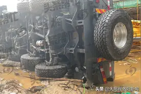 300吨吊车作业过程中地面突然“裂口”，吊车侧翻后400万修理费无人理赔图片