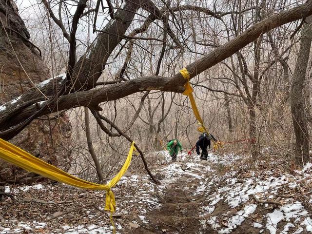 郑州驴友徒步经典户外线路，万丈梯刀背山穿越小长城黄金大草原