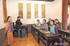 民间故事：少女山中采蘑菇，书生将其玷污，女子笑着将他带进山洞图片