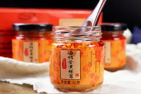 真正的“国货之光”！咸蛋黄搭配辣椒酱，色香味样样全图片