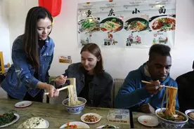 重庆美女开面馆，靠“低价诱惑”，一场活动收80万，方法值得收藏图片
