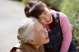 70岁老人：每月给儿媳三千工资，我的晚年生活得到了保障图片