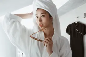 女生应该先洗澡还是先洗头？原来这么多年一直做错了图片