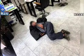 老人天天来，不是坐门口，就是躺地上，为啥？图片