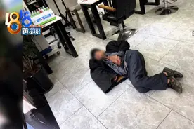 老人天天来，不是坐门口，就是躺地上，为啥？图片