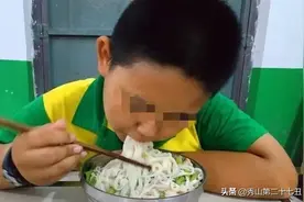 一碗“毒面条”害了很多孩子，父母却洋洋得意，毫不自知反省图片