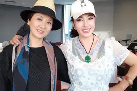 邓婕穿这身真苗条，黑色露肩装松垮但很藏肉，配高礼帽明艳高贵图片