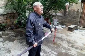 抗战老兵在战场上缴获一把日本军刀，日本人三千万收购，被拒绝图片
