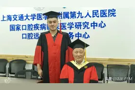 耄耋之年不停歇，这位曾“以身试刀”的院士每天都在“刷新”着自己图片