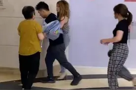出轨渣男明目张胆带小三逛街，不料与老婆丈母娘“狭路相逢”，被丈母娘老婆狂打！网友：活该图片