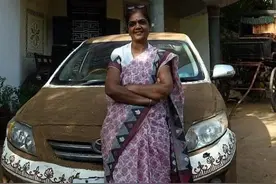 印度女车主将牛粪当车漆，声称40度都不用开空调，网友：接受不了图片