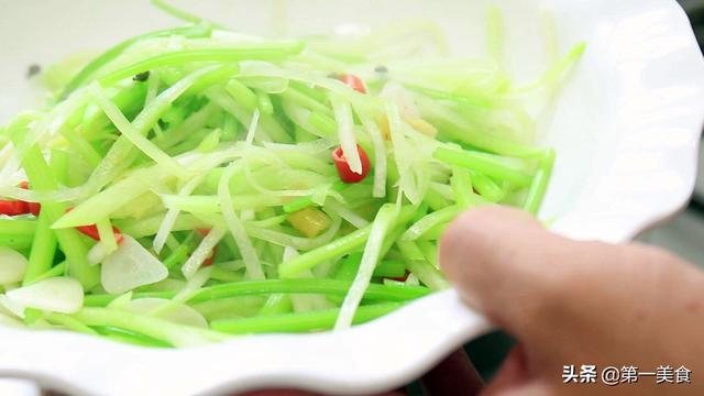 大厨教你水作牛肉丝的家常做法，食材简单，香辣可口，好吃又下饭