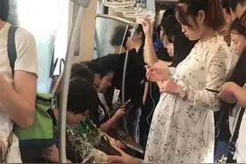 女孩给孕妇让座，反被大妈把座位抢走，女孩机智应对让人佩服图片