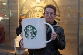 日本一男子花大价钱买巨型星巴克杯子 到店喝咖啡被拒图片