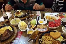 4岁男孩强要邻桌牛排被拒绝，宝妈心疼帮腔，邻桌回怼大快人心图片