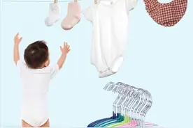 宝宝的衣服要贴心呵护！绚丽糖果色，一款专属于宝宝的品质衣架图片