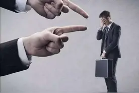 男子乘公交不戴口罩，还当众小便，网友：没收工具！图片