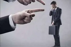 男子乘公交不戴口罩，还当众小便，网友：没收工具！图片
