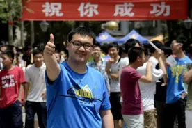 那个撕别人答题纸的女生，高考成绩出来了，网友：活该是自找的图片