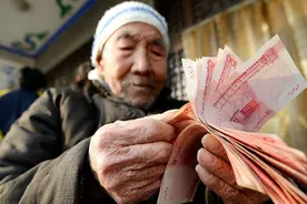 60岁老人，20万存款够回农村养老吗？算完这笔账，养到80岁没问题图片