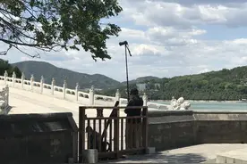北京颐和园摄影大爷的新装备，举着大长杆拍，这回跟我不一样了吧图片