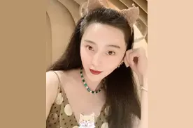 范冰冰晒自拍，昂贵祖母绿项链好吸睛！细节暴露浓密头发是作假？图片