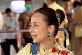 泰国54岁华裔富婆亮相，素颜比浓妆的王后还美，见泰王从不化妆图片