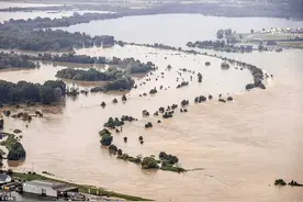 德国抗洪大坝开裂，默克尔震惊：106人死亡，民众只能拖拉机出逃图片
