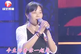 大妈深情演唱 声音太尖细被切歌 评委：听着刺耳！视频封面