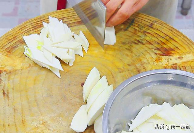 第一美食：两根茭白，一块炒肉，厨师长教你地道的家常做法