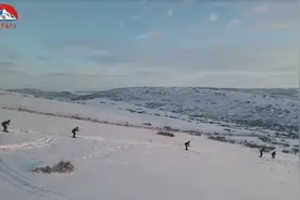 边疆兵哥哥炫酷滑雪，羡慕了！图片