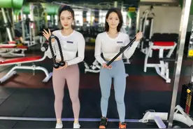 小鹏健身两招告别拜拜肉“站姿正握下压”“杠铃仰卧臂屈伸”图片