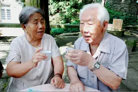 70岁老大爷自述：在二个儿子家轮流养老后，我才知晚年养老该靠谁图片