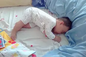 宝宝睡觉总是“满床打滚”？这是在发出三个信号，妈妈要读懂图片