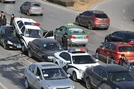 前方溜车，该按喇叭还是赶紧躲？老司机的回答值得参考图片