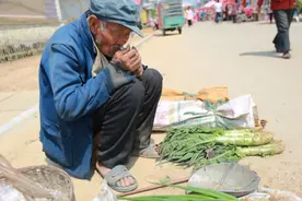 60岁以上的老人手上有30万，够自己养老吗？农村人没存款咋养老？图片