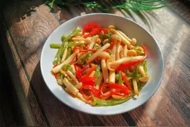 快炒小菜，辣炒鲜菌菇，双椒加蘑菇，3分钟就出锅搞定图片
