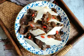 给年夜饭添一道“黑白配”，清脆爽口，开胃促消化，家人爱吃图片