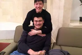为了跟姚明合影不尴尬，大家是各显神通！成龙搞笑 费德勒机智图片