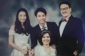 吴孟达设灵：幼子哀伤抵灵堂，星爷花牌放遗像旁，两大巨星扶灵图片