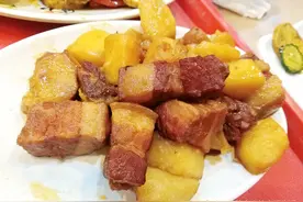 爷俩下馆子：有肉有素，还有甜点，儿子说吃撑了，这顿饭花了28元图片