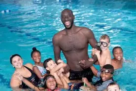 NBA球星游泳什么样？2米31巨人如水怪，詹姆斯用粉色游泳圈图片
