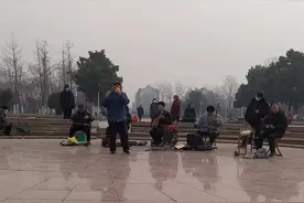 老人领的退休金是自已的，年轻人交的社保俺没领，所以无需感谢图片