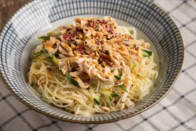 做凉面，不要再过凉水了，大厨教你一招，面条爽滑筋道，越吃越香图片