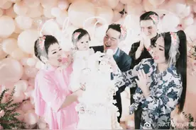 向太晒温馨全家福为孙女庆生，1岁向芷正脸曝光，漂亮得像洋娃娃图片