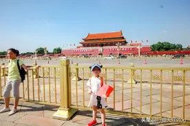 一场朝圣之旅，北京天安门之行，广场上的售货车价格很亲民图片