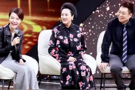 车晓罕见与母亲同框，穿皮衣高级大气，却被66岁的妈妈气质碾压图片