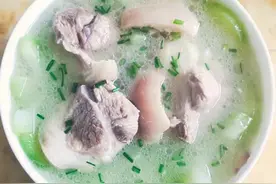 清炖蹄髈汤原汁原味，香味浓浓图片