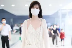 乔欣真是行走的时尚！"吊带睡裙"也穿出仙女范，不做超模真可惜图片